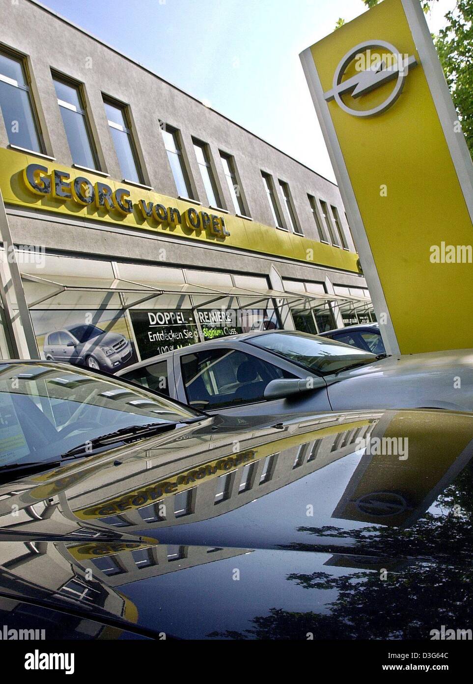 (dpa) The of an Opel Vectra reflects the logo of Opel, car