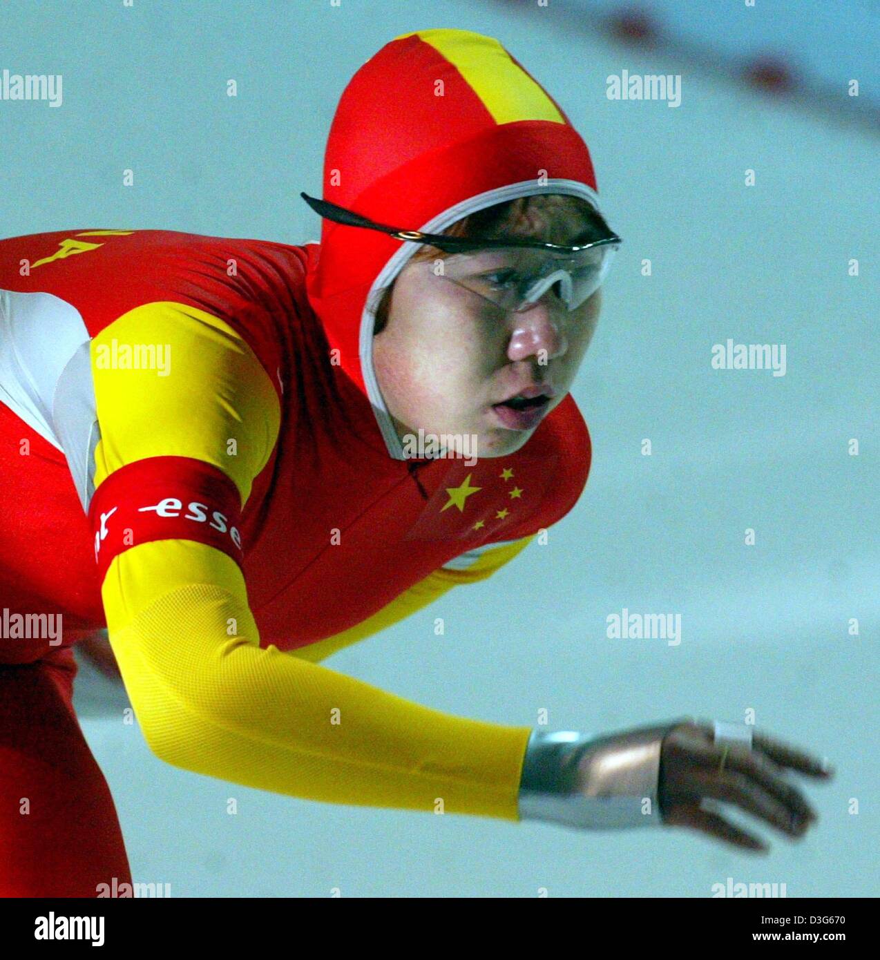 (dpa) Chinese speed skater Fei Wang races along the ice circuit