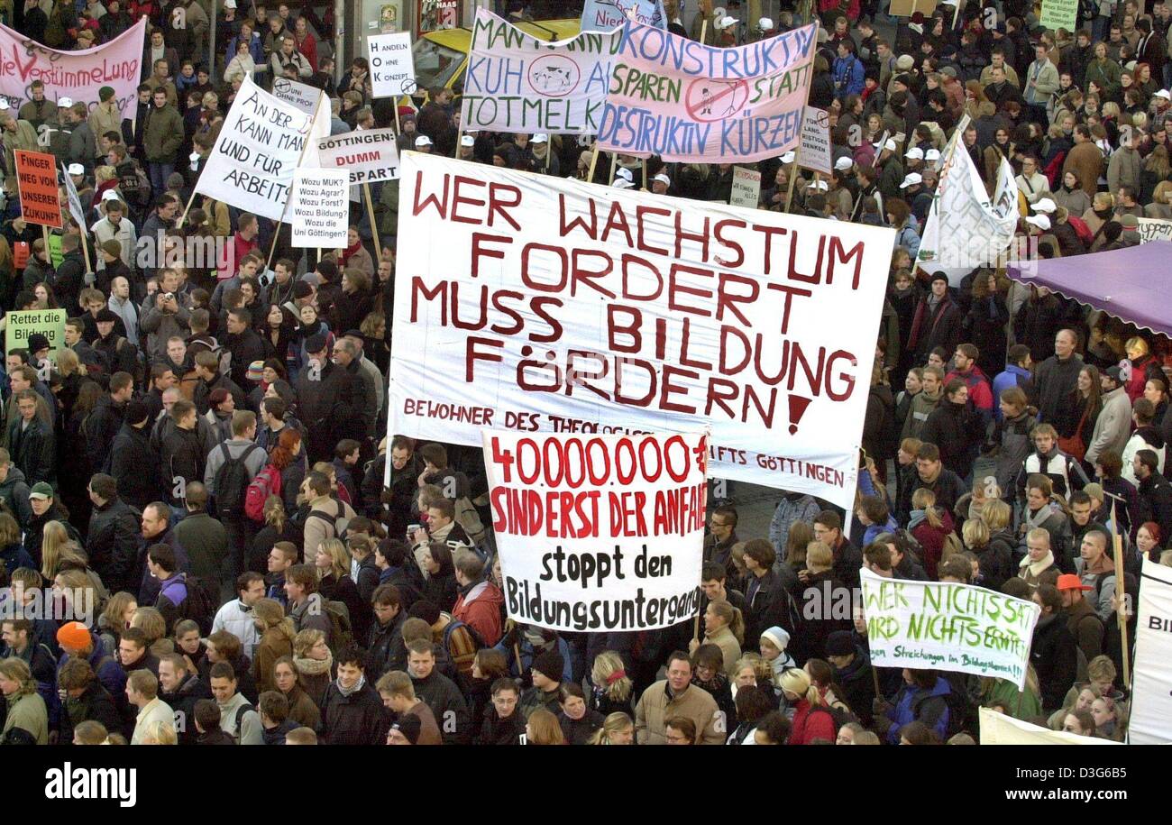 (dpa) - More than 10,000 students and university staff protest against envisaged cuts in the university and science sector in Hanover, Germany, 12 November 2003. The banner in the centre reads 'Wer Wachstum fordert muss Bildung foerdern' (those who demand growth must support education'. The universities and polytechnics in the state of Lower Saxony will have to face financial cuts  Stock Photo