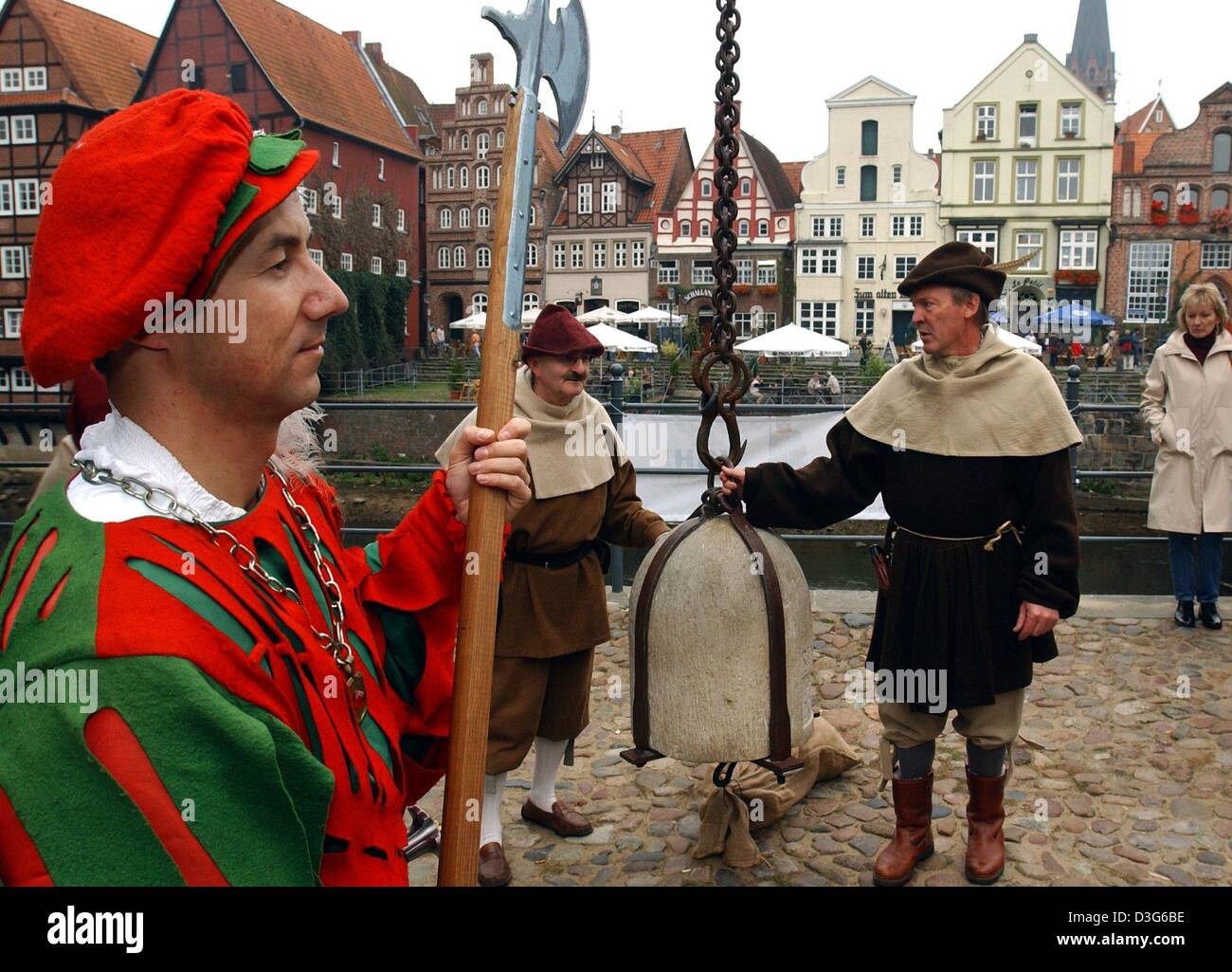 The 'town guard' watches over the loading of salt bags in the historic old town of Lueneburg, northern Germany, 03 October 2003. The salt-producing town celebrates the 'salt festival' every year to commemorate its 500 year old tradition.   Keywords: Arts-Culture-Entertainment, ACE, Customs and Traditions, costume, salt, festival, GERMANY:DEU, group Stock Photo