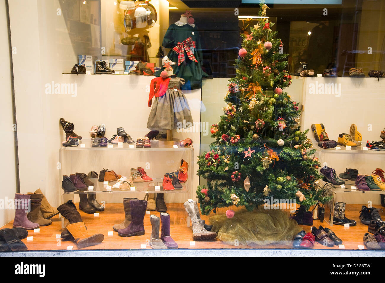 storewindows on X: RT @madltd MAD saw this and we love itLouis Vuitton  Christmas Trees 🧡🧡🧡 #madltd #vm #display #design #christmas # christmastree #louisvuitton  / X