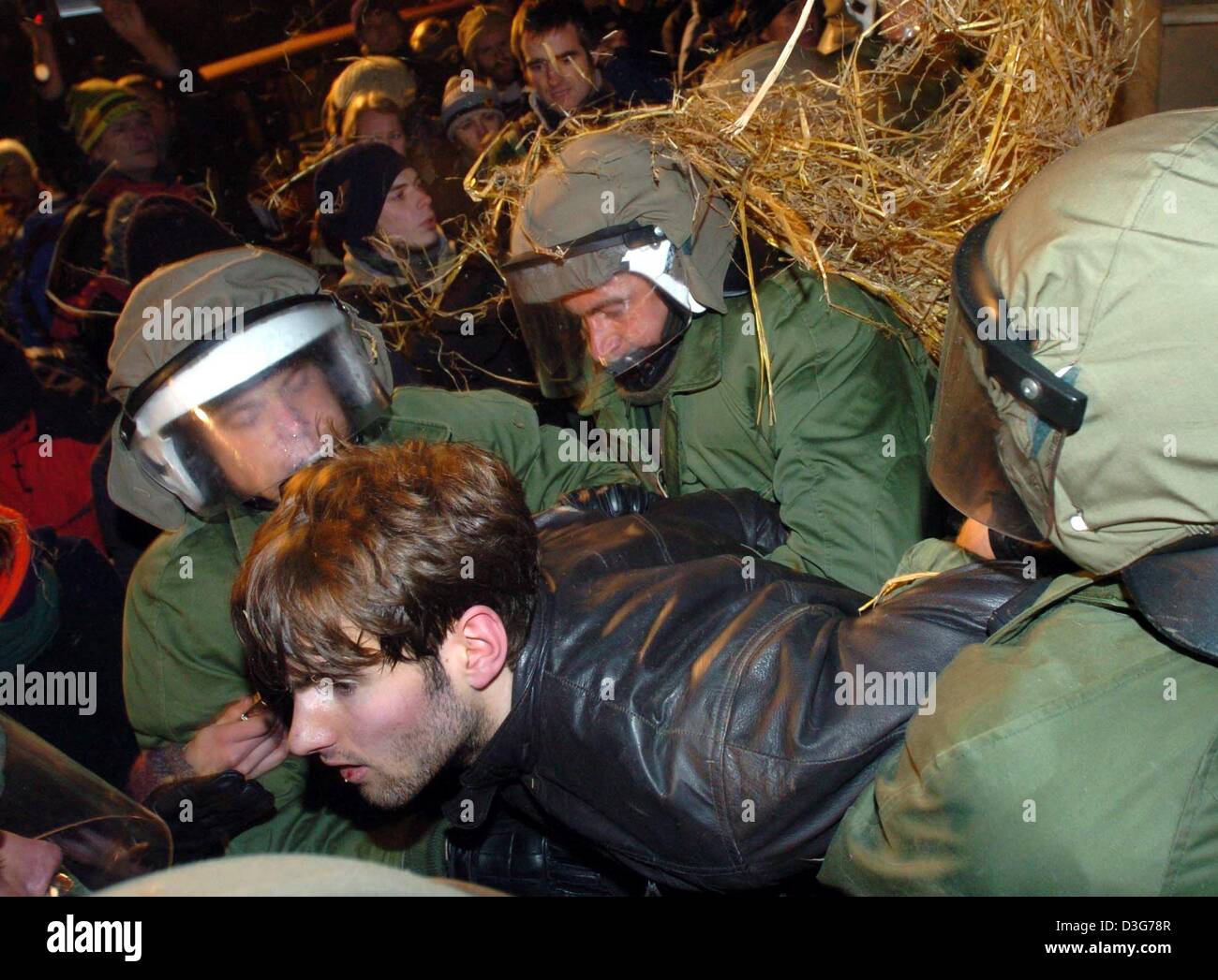 (dpa) - Police struggle with demonstrators during a sit-in of anti-nuclear activists who protest against the transport of nuclear waste in Klein Gusborn, Germany, 11 November 2003. The Castor containers with reprocessed nuclear waste were shipped from the French town of La Hague to the interim storage facility in Gorleben near the former inter-German border. On 11 November the Cast Stock Photo