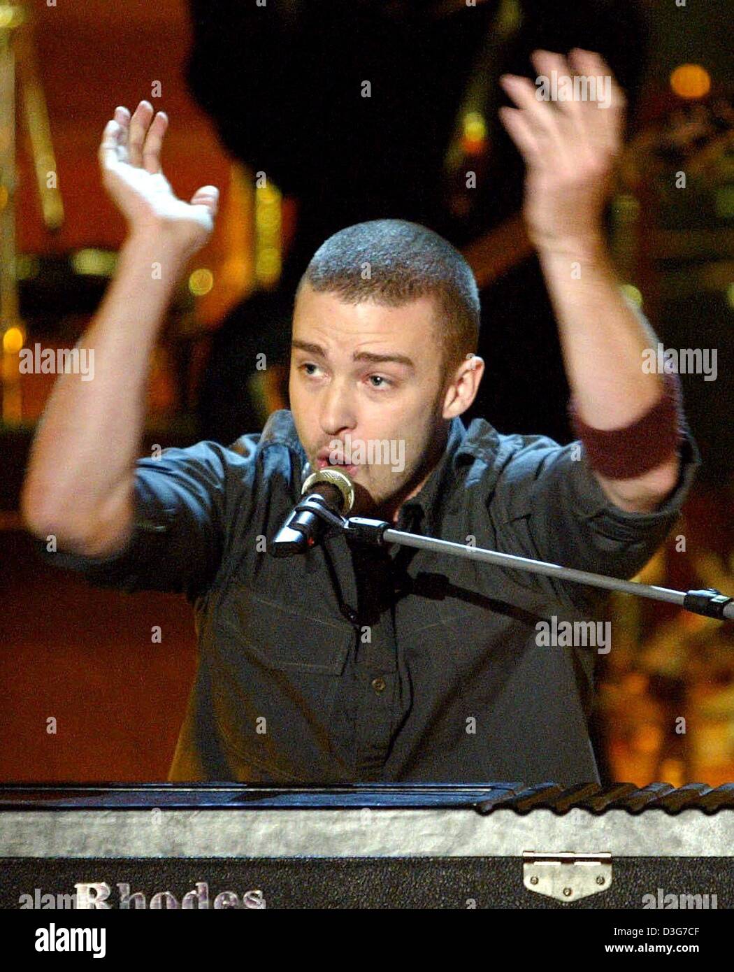 dpa) - US pop singer Justin Timberlake performs his song 'Senorita' during  the live television show 'Wetten, dass...?' (bet, that...) in Graz,  Austria, 8 November 2003 Stock Photo - Alamy