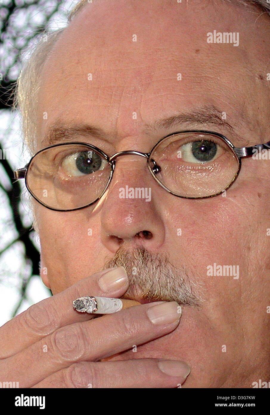 dpa) - Wolfgang Heine smokes a cigaret of the brand 'Ernte 23' in Lippetal,  Germany, 4 November 2003. The 56-year-old pensioner holds the tobacco  company Reemtsma responsible for the heart attacks which