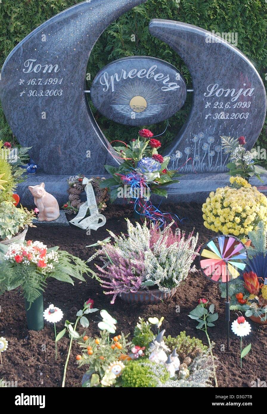 dpa) - A view of the grave of the two murdered children Tom and Sonja in  Eschweiler, western Germany, 29 October 2003. The two 28 and 33 year old  murder suspects will