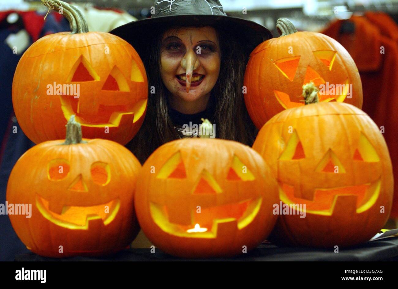 (dpa) - A shop assistant dressed up as a witch is scaring the customers in a Wal Mart supermarket in Hamburg, 31 October 2003. At the entrance, customers had to pass through a dark tunnel of horror draped with cobwebs and it became evident that shopping on Halloween was not a task for anxious people. Inside, the customers were greeted by a devil and for information they had to turn Stock Photo