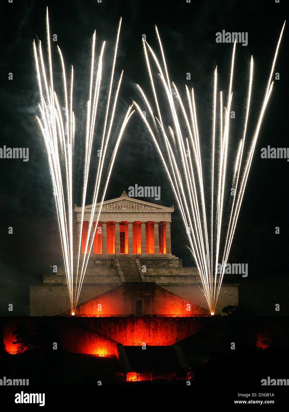 (dpa) Fireworks illuminate the Walhalla, the commemoration hall for