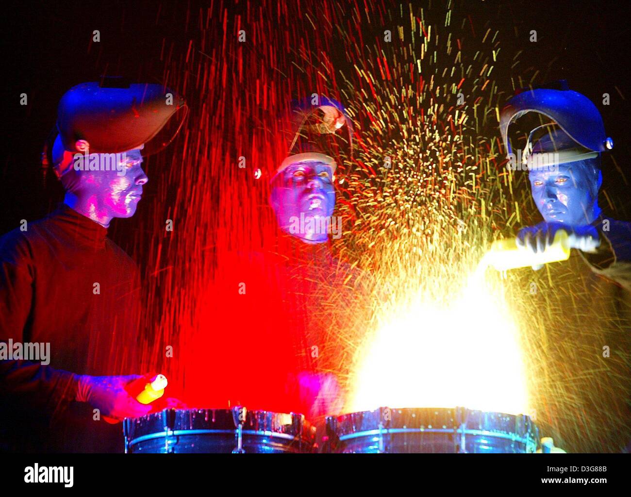 (dpa) Three members of the Blue Man Group orcestrated a controlled