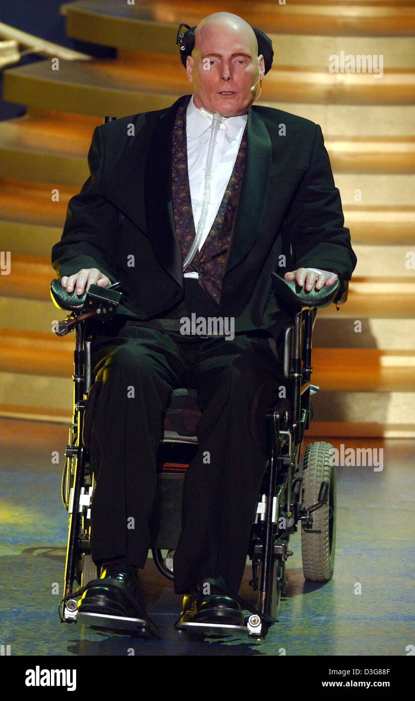 (dpa) - US actor Christopher Reeve, who has been paralysed since an accident, speaks during the World Awards ceremony in Hamburg, 22 October 2003. Reeve received the award in the category Lifetime Achievement for 'his commitment to disabled persons for whom he has become a beacon of hope.' The World Award honour major personalities of culture and politics for their engagement. Stock Photo