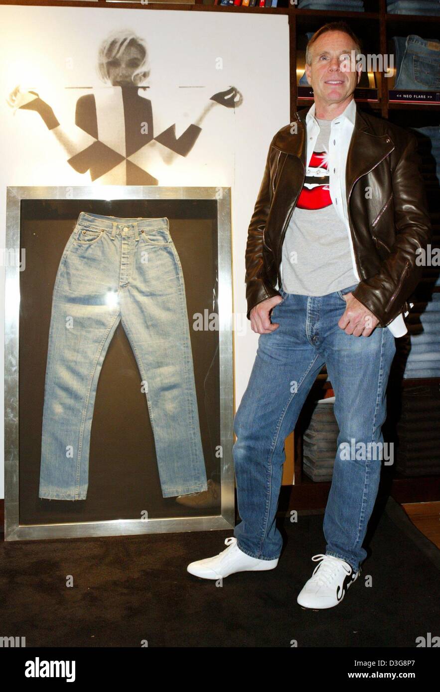 dpa) - US fashion designer Tommy Hilfiger poses next to a jeans of Marilyn  Monroe, at his shop on Kuerfuerstendamm in Berlin, 14 October 2003. At the  shop he opened an exhibition
