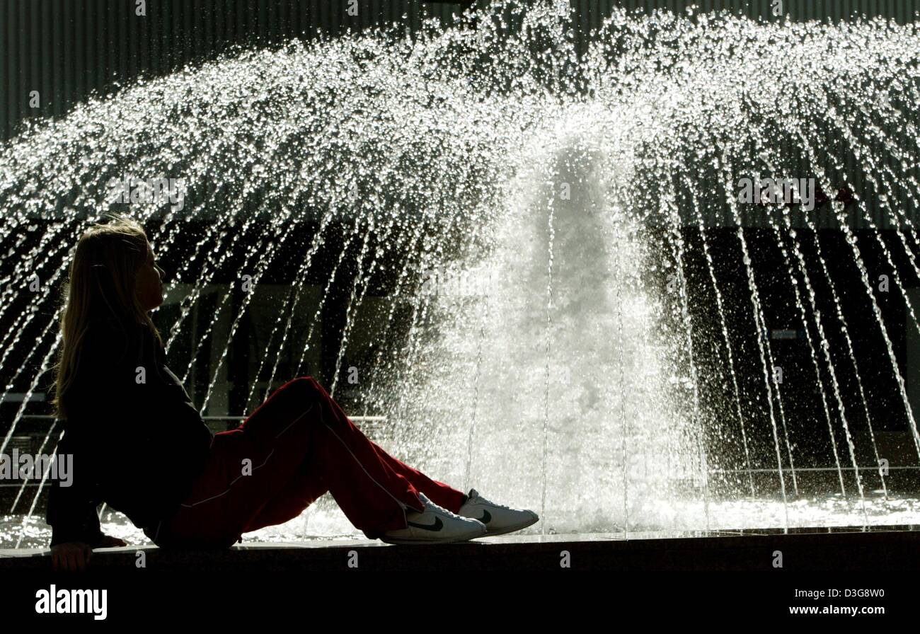 Woman sitting on edge of fountain hi-res stock photography and images ...