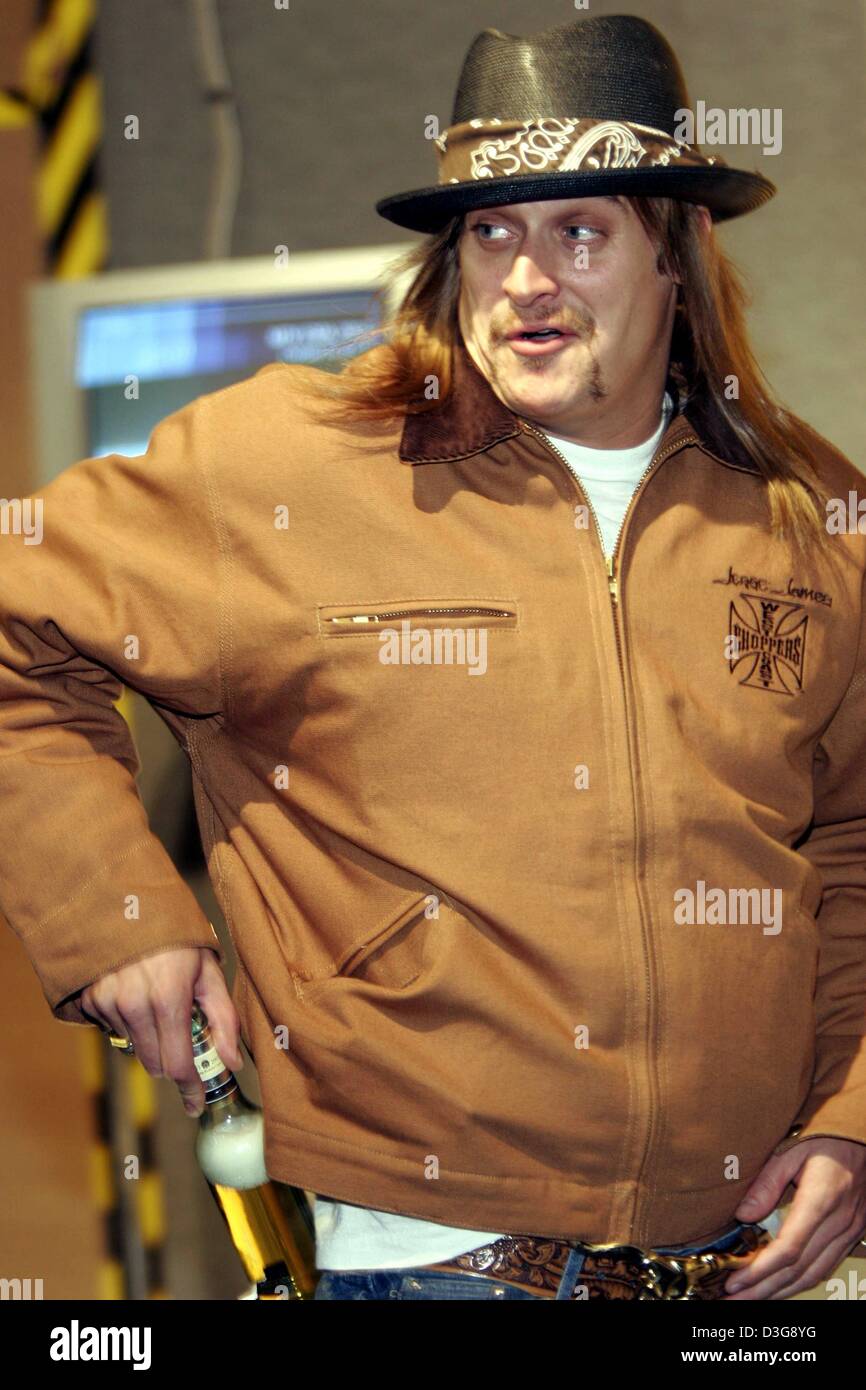 (dpa) - US rock musician Kid Rock takes a bottle of beer out of from his pocket as he arrives to the MTV Europe Music Awards in Rome, Italy, 18 November 2004. Stock Photo