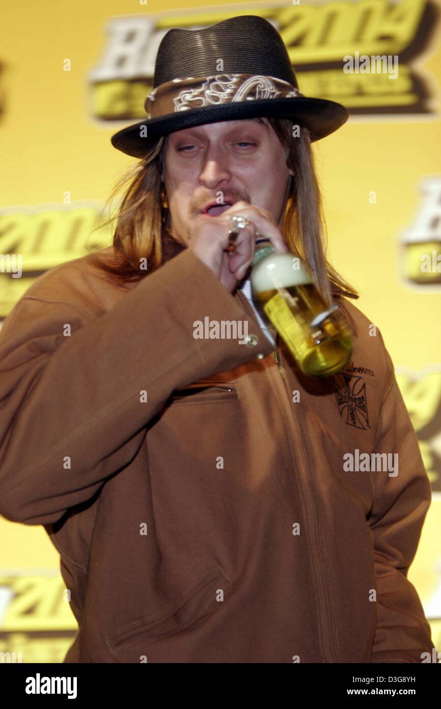 (dpa) - US rock musician Kid Rock takes a sip of beer from a bottle as he arrives to the MTV Europe Music Awards in Rome, Italy, 18 November 2004. Stock Photo