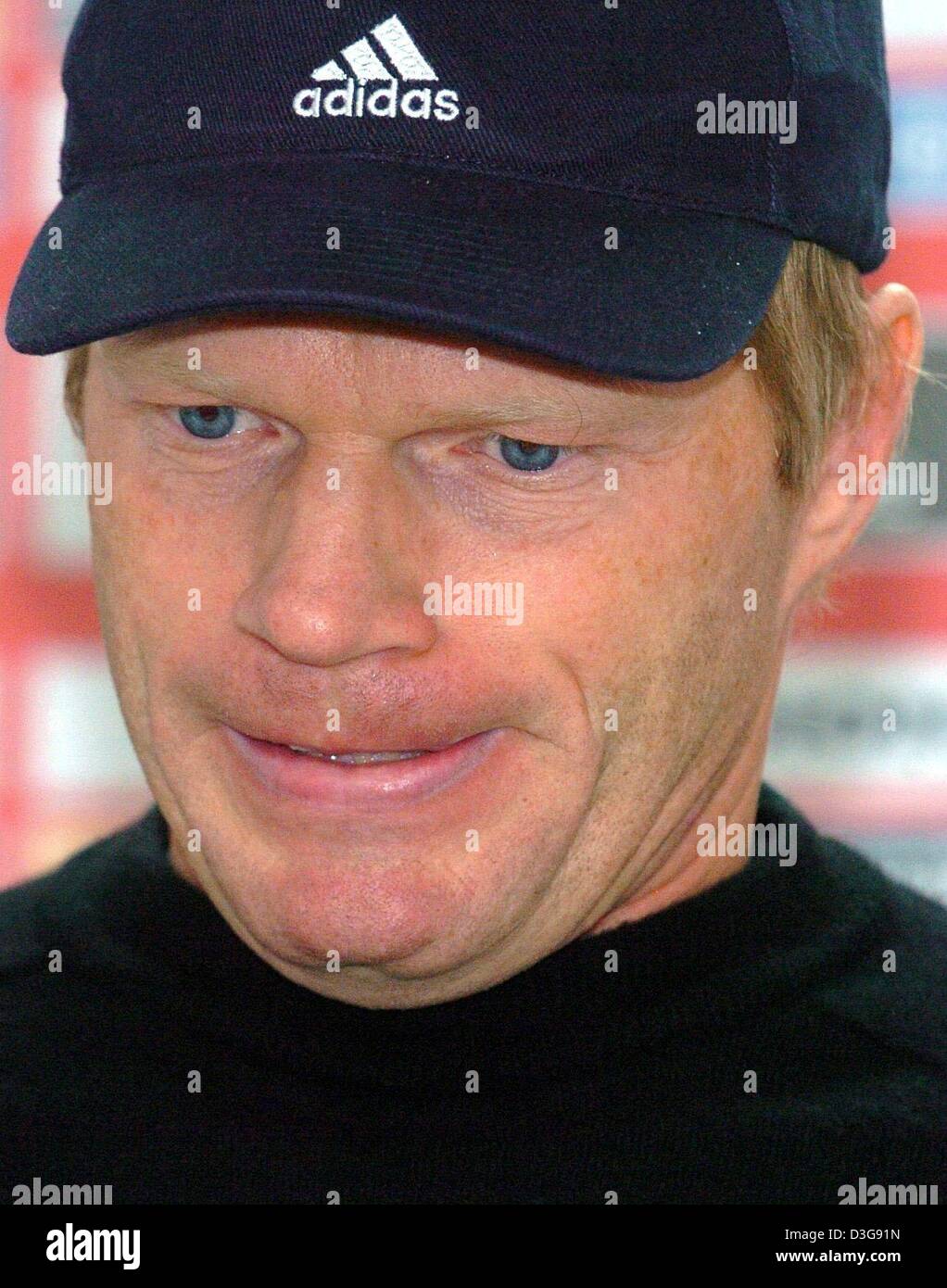 (dpa) - Oliver Kahn, goalkeeper of German Bundesliga side Bayern Munich, listens to questions from journalists during a press conference in Munich, Germany, 4 November 2004. A day earlier Kahn's goalkeeping gaffe had led to a last minute goal in Bayern's Champions League match against Italian side Juventus Turin which turned out to be the deciding goal in the team's 1-0 loss. Stock Photo