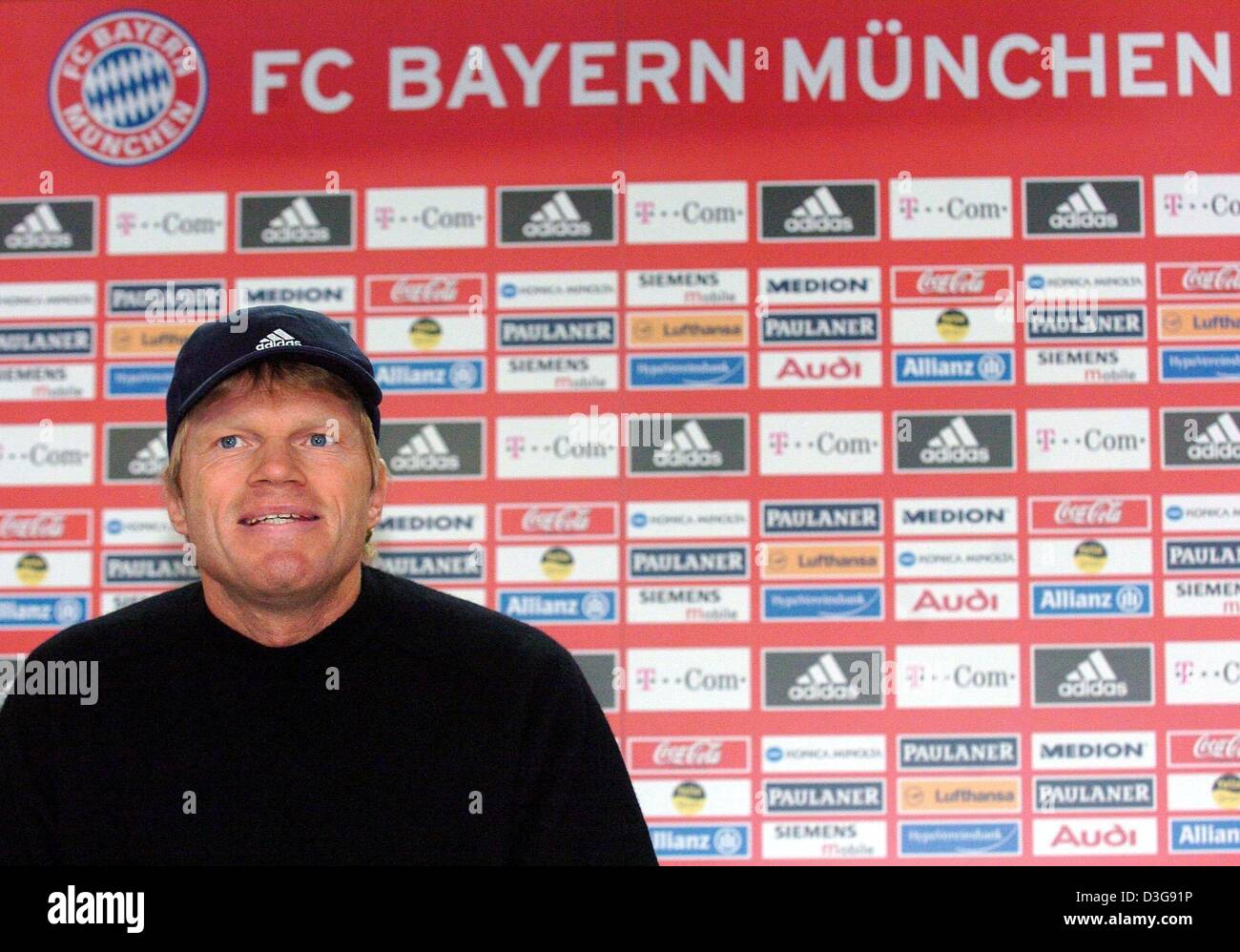 (dpa) - Oliver Kahn, goalkeeper of German Bundesliga side Bayern Munich, speaks to journalists during a press conference in Munich, Germany, 4 November 2004. A day earlier Kahn's goalkeeping gaffe had led to a last minute goal in Bayern's Champions League match against Italian side Juventus Turin which turned out to be the deciding goal in the team's 1-0 loss. Stock Photo