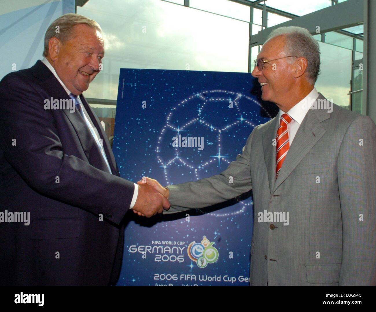 (dpa) - Lennart Johansson (L), UEFA President and FIFA World Cup Organizing Committee Chairman, and Franz Beckenbauer, Head of the German World Cup 2006 Organizing Committee, present the official poster for the 2006 FIFA Soccer World Cup at the new art museum in Stuttgart, Germany, 30 September 2004. Franz Beckenbauer could visualise himself as the successor of UEFA President Lenna Stock Photo
