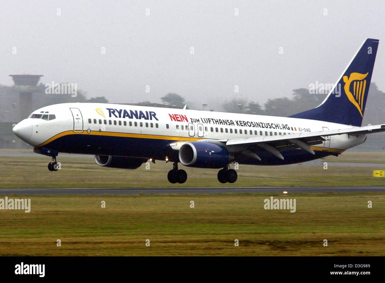 dpa) - A Ryanair plane bearing the writing 'No to Lufthansa's additional  fee for kerosene' lands at the Niederrhein airport in Weeze, Germany, 16  November 2004. The Irish lowcost airline has achieved