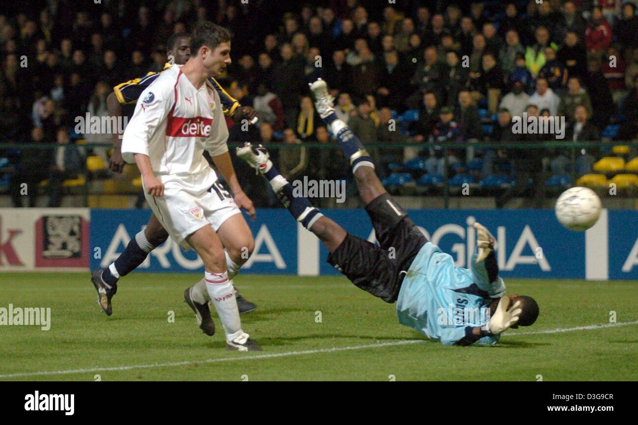 (dpa) - Beveren's goalkeeper Boubacar Barry Copa cannot save the ball from Stuttgart's Imre Szabics (L) during the UEFA Cup group game opposing Belgian side SK Beveren and VfB Stuttgart in Beveren, Belgium, 21 October 2004. Stuttgart won the game 5-1. Stock Photo