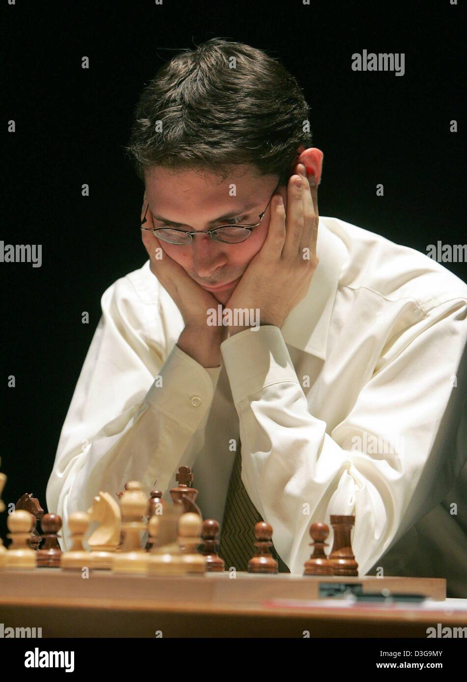 dpa) - Russian World Chess Champion Vladimir Kramnik (L) plays against  Hungarian Grandmaster Peter Leko (R) during the 2004 Dortmund Chess Meeting  in Dortmund, Germany, 23 April 2004. The event takes place