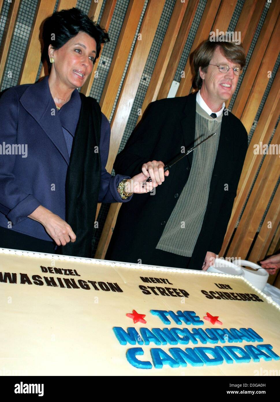 (dpa) - US producer Tina Sinatra, daughter of the legendary singer, and Daniel Pyne, who penned the script for 'Manchurian Candidate', are set to cut a large cake after the end of a special screening of the thriller in Berlin, 20 October 2004. Stock Photo