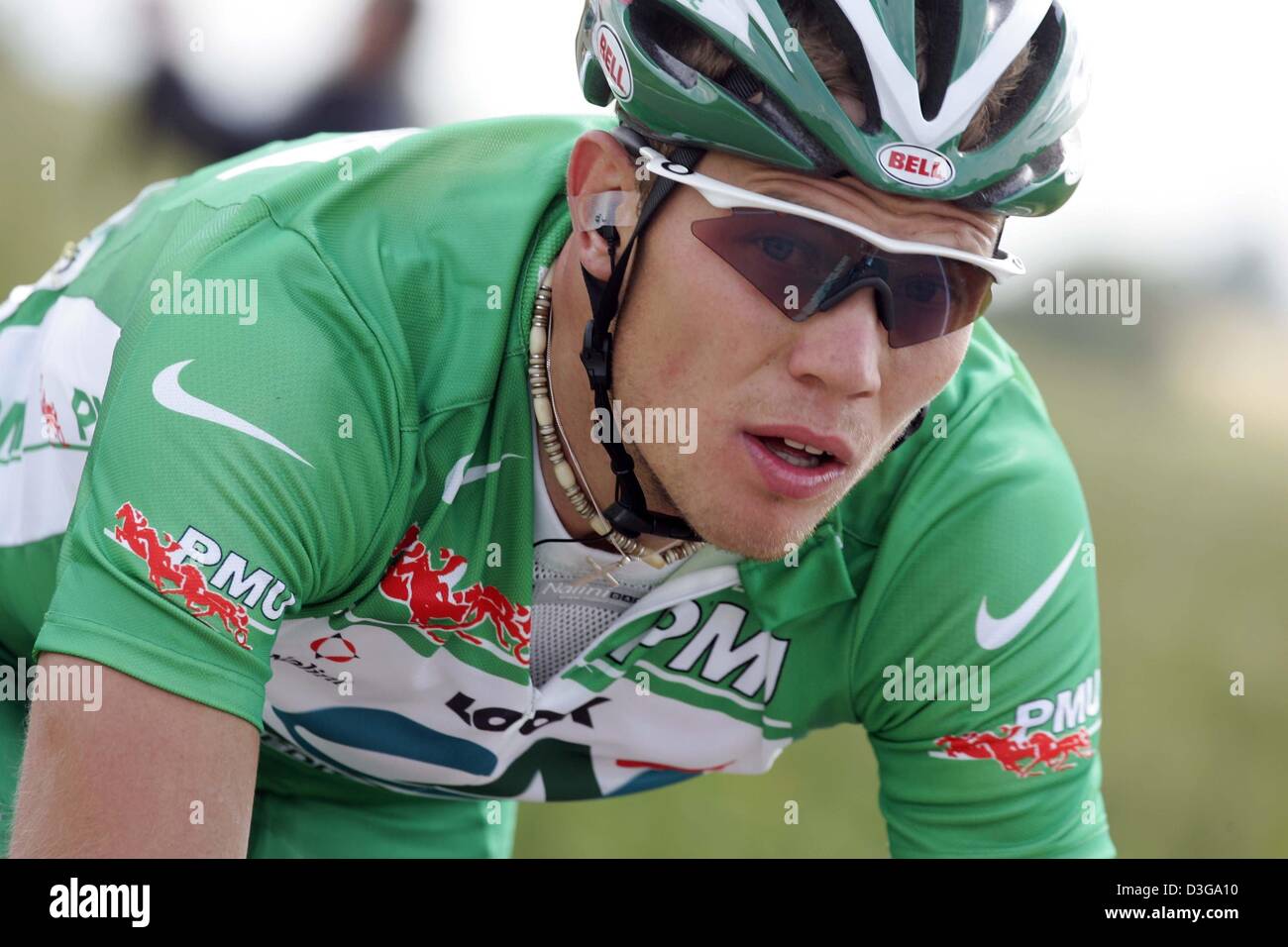 (dpa) - Norwegian cyclist Thor Hushovd of team Credit Agricole wears the green jersey of the best sprinter during the second stage of the Tour de France in Namur, Belgium, 5 July 2004. The second and 197km long stage of the 91st Tour de France cycling race took the cyclists from Charleroi to Namur. A second place finish later in the stage was enough for Hushovd to take over the yel Stock Photo