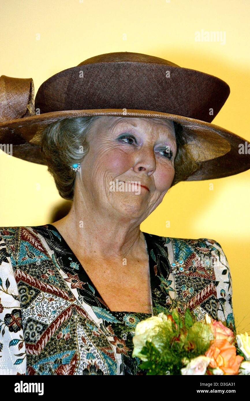 (dpa) - Dutch Queen Beatrix of the Netherlands smiles during the opening of a new wing at the 'Antonie van Leeuwenhoek Hospital' in Amsterdam, Netherlands, 22 June 2004. Stock Photo