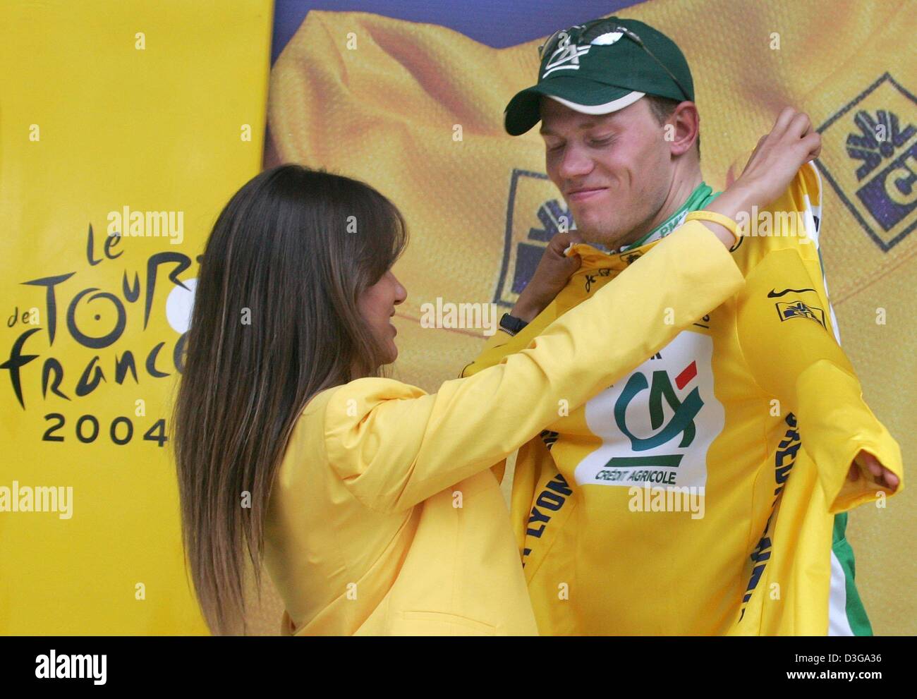 (dpa) - Norwegian cyclist Thor Hushovd of team Credit Agricole receives the yellow jersey of the overall leader after the second stage of the Tour de France in Namur, Belgium, 5 July 2004. The second and 197km long stage of the 91st Tour de France cycling race took the cyclists from Charleroi to Namur. A second place finish in the stage was enough for Hushovd to take over the yello Stock Photo