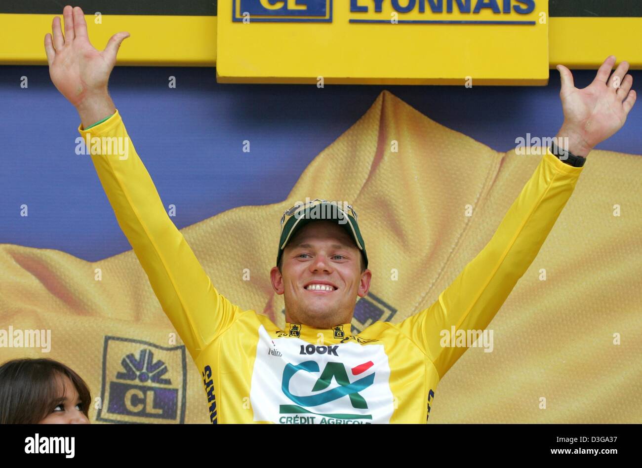 (dpa) - Norwegian cyclist Thor Hushovd of team Credit Agricole throws up his arms in triumph after receiving the yellow jersey of the overall leader after the second stage of the Tour de France in Namur, Belgium, 5 July 2004. The second and 197km long stage of the 91st Tour de France cycling race took the cyclists from Charleroi to Namur. A second place finish in the stage was enou Stock Photo