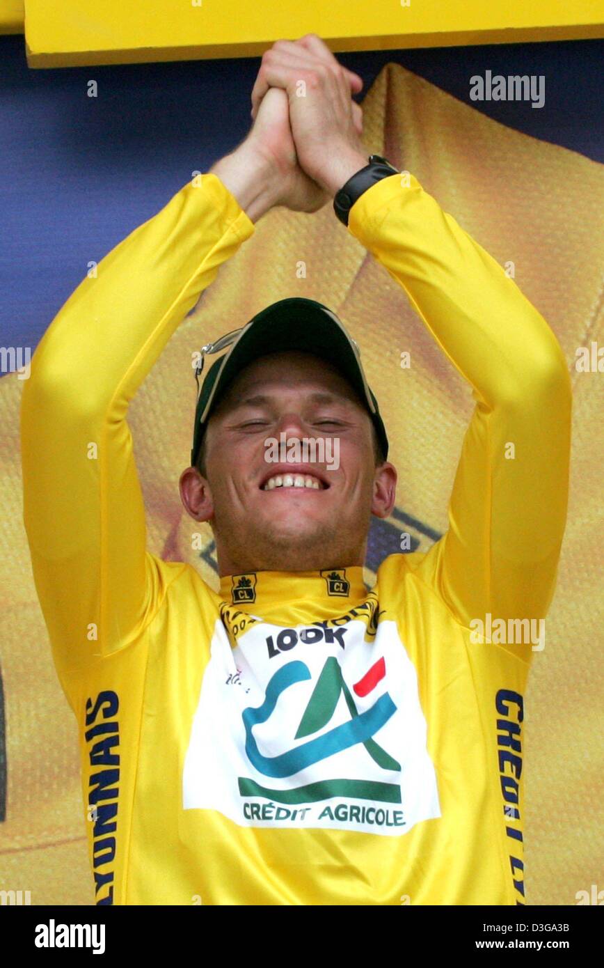 (dpa) - Norwegian cyclist Thor Hushovd of team Credit Agricole throws up his arms in triumph after receiving the yellow jersey of the overall leader after the second stage of the Tour de France in Namur, Belgium, 5 July 2004. The second and 197km long stage of the 91st Tour de France cycling race took the cyclists from Charleroi to Namur. A second place finish in the stage was enou Stock Photo