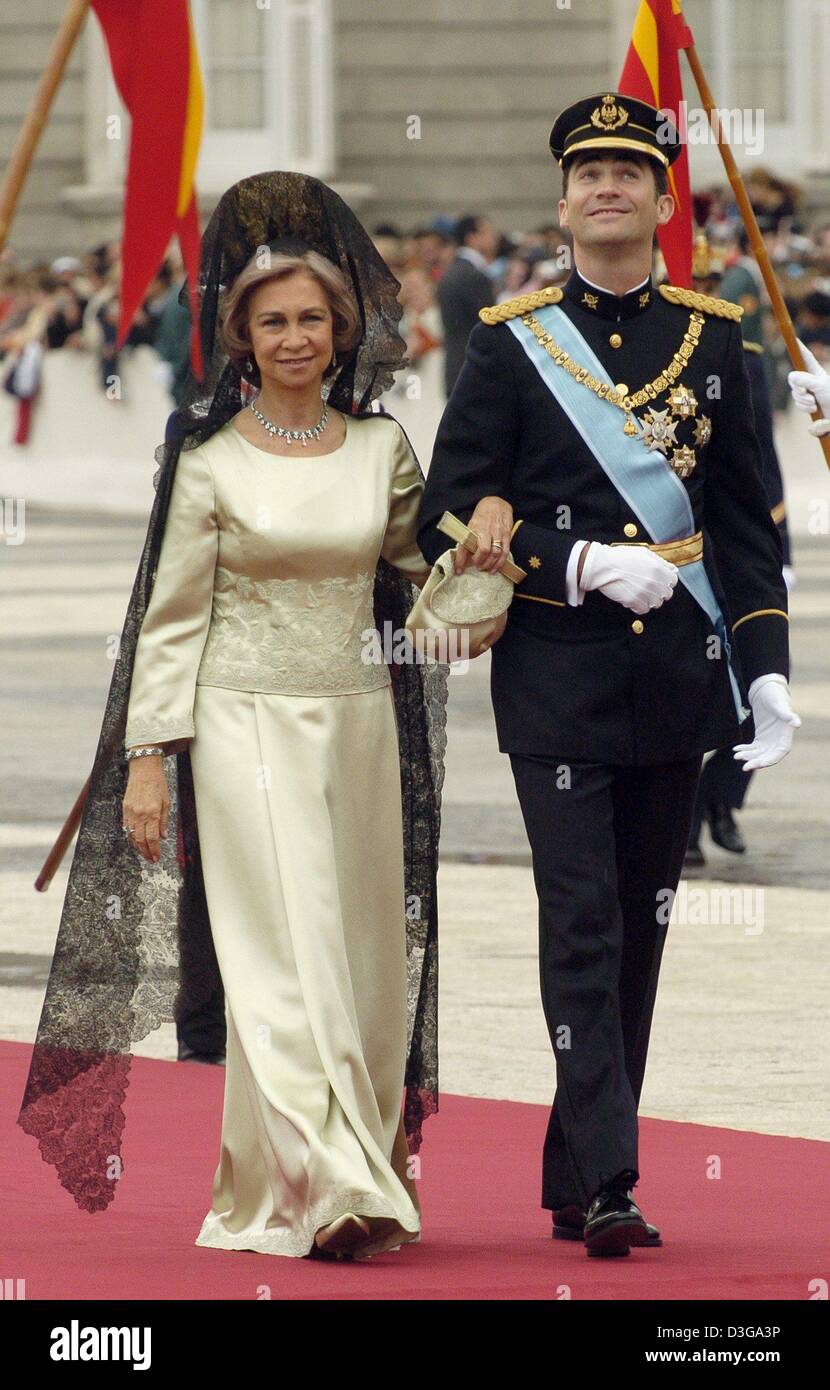 (dpa) - Spanish Queen Sofia (L) and her son Crown Prince Felipe de Borbon arrive under a cloudy sky at the Almudena Cathedral for the Prince's wedding ceremony to Letizia Ortiz in Madrid, Saturday 22 May 2004. Stock Photo