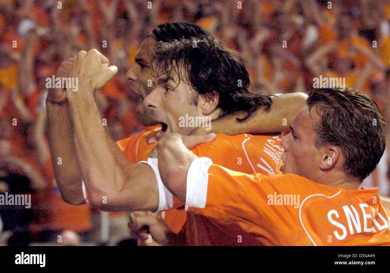 (dpa) - Dutch forward Ruud van Nistelrooy (2nd from R), who had scored the 1-1 equalizer moments earlier, celebrates with his teammates Wesley Sneijder (R) and Pierre Van Hoojdonk during the Soccer Euro 2004 group D game between Germany and the Netherlands at the Dragao Stadium in Porto, Portugal, 15 June 2004. The game ended in a 1-1 draw. +++NO MOBILE APPLICATIONS +++ Stock Photo