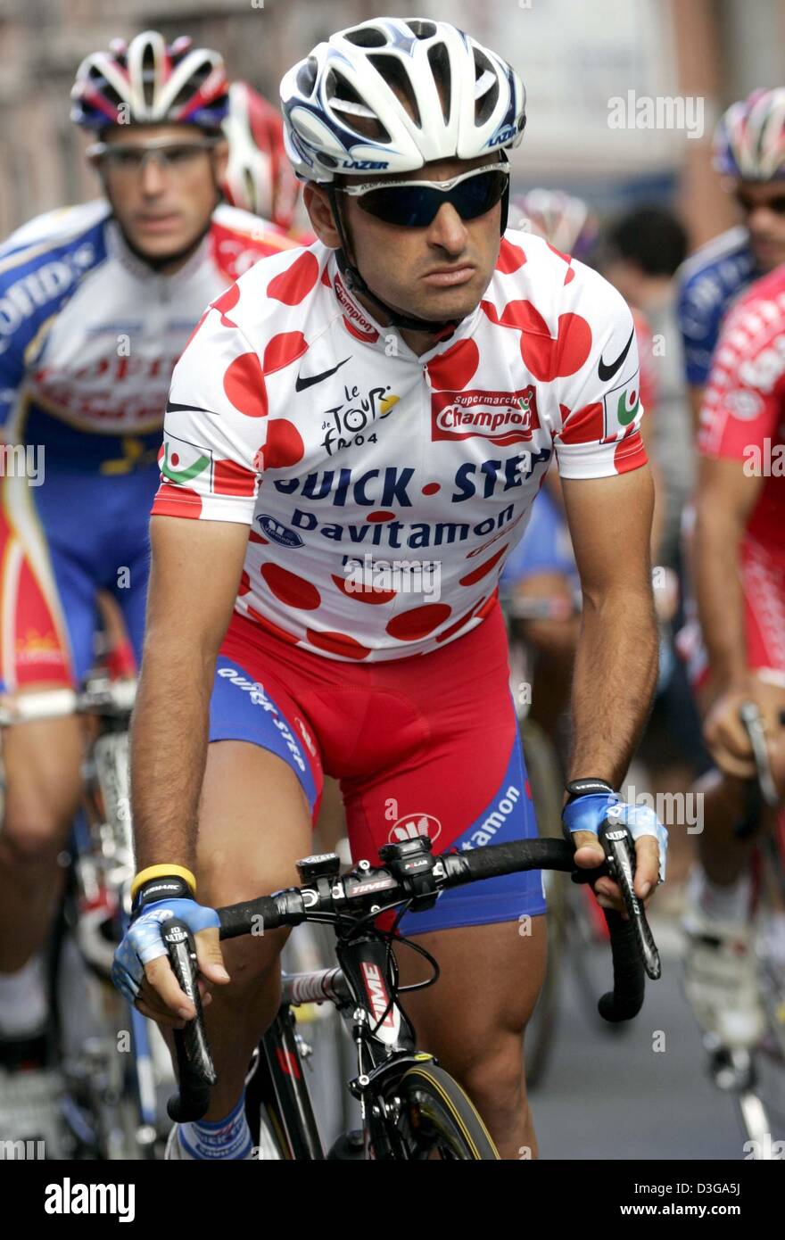 (dpa) - Italian cyclist Paolo Bettini (C) of team Quick Step-Davitamon rides on his bike during the second stage of the Tour de France in Namur, Belgium, 5 July 2004. The second and 197km long stage of the 91st Tour de France cycling race took the cyclists from Charleroi to Namur. Bettini took over the red polka dot jersey which is worn by the best mountain climber. Stock Photo