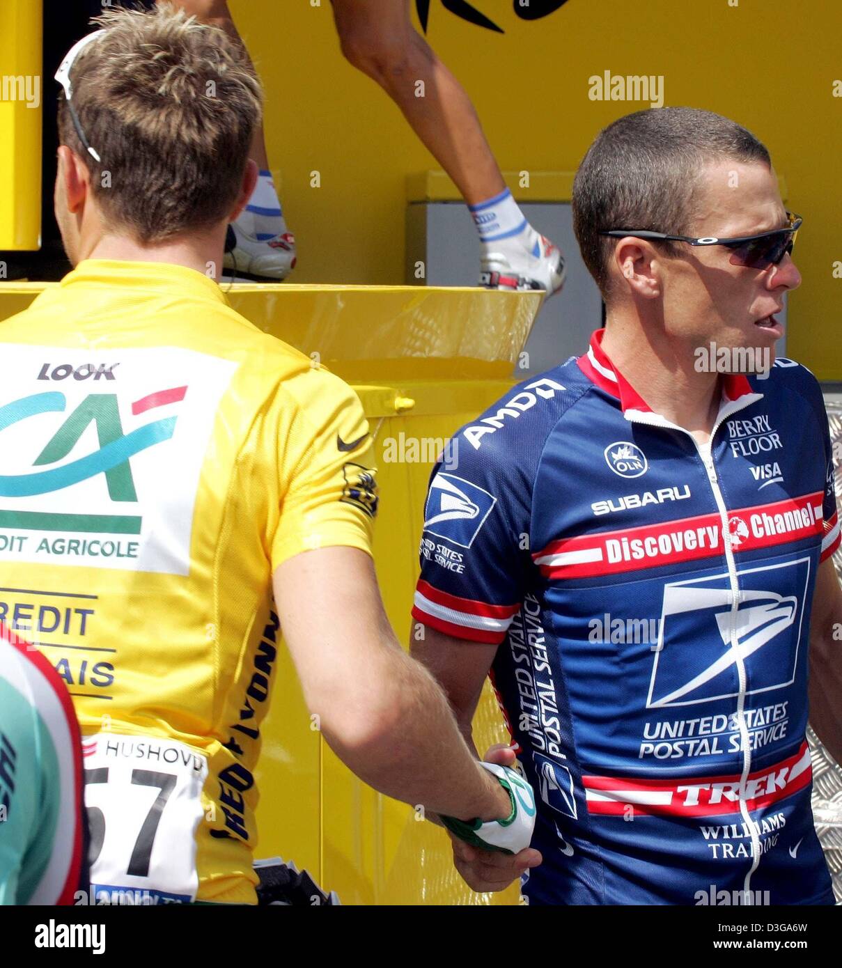 (dpa) - Five time Tour de France champion Lance Armstrong (R) of team US Postal greets norwegian cyclist Thor Hushovd of team Credit Agricole, who wears the yellow jersey of the overall leader, before the start of the third stage of the Tour de France in Waterloo, Belgium, 6 July 2004. The third and 210km long stage of the 91st Tour de France cycling race takes the cyclists from Wa Stock Photo