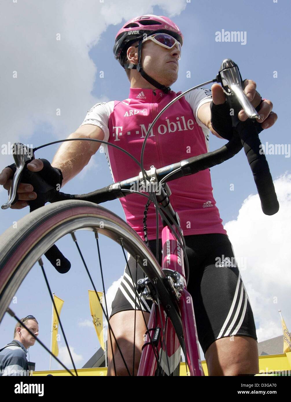 dpa) - German Olympic cycling champion Jan Ullrich (R) of team T-mobile  awaits the start of the third stage of the Tour de France in Waterloo,  Belgium, 6 July 2004. The third