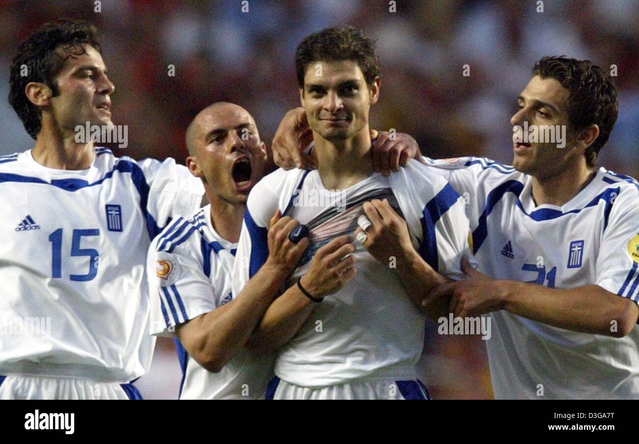 (dpa) - Greek striker Angelos Charisteas (2nd from R) is congratulated by his teammates Konstantinos Katsouranis (R), Stylianos Giannakopoulos (2nd from L) and Zisis Vryzas (L) after scoring the 1-0 lead during the Euro 2004 soccer final between Portugal and Greece at Luz Stadium in Lisbon, Portugal, 4 July 2004. Greece, which had never before won a European Championship or World C Stock Photo