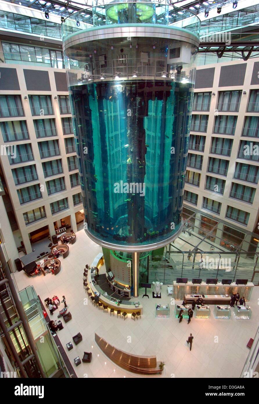(dpa) View of the 25 meter high aquarium pillar in the lobby of the new 'DomAquaree' in Berlin