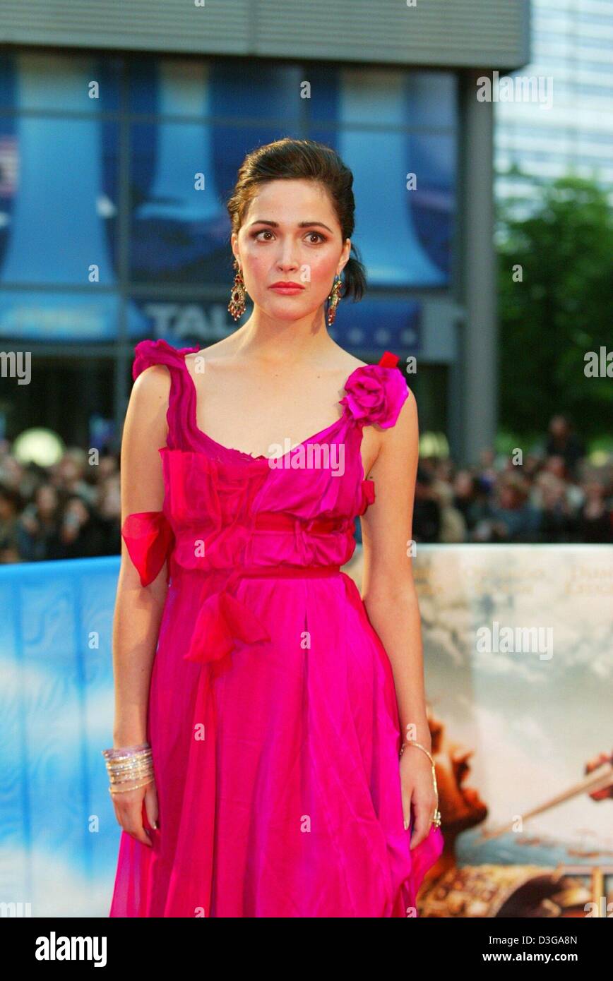 (dpa) - Australian actress Rose Byrne wears an evening dress as she poses on her arrival to the premiere of her new film 'Troy' in Berlin, 9 May 2004. The film is going to be released in Germany on 13 May 2004. Stock Photo