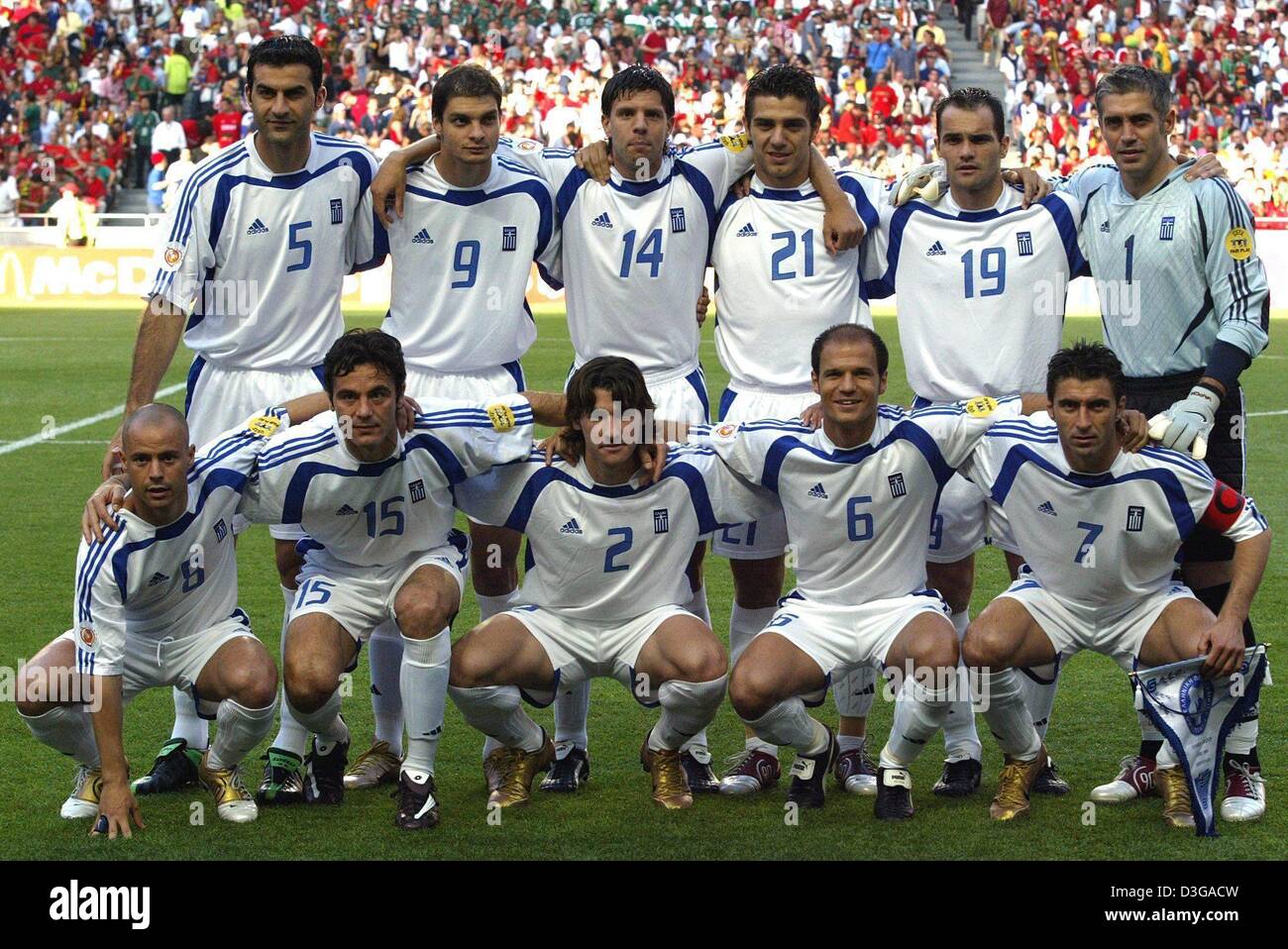 (dpa) - The Greece team starting eleven pose for a group photo prior to the Euro 2004 final between Portugal and Greece at Luz stadium in Lisbon, Portugal, 4 July 2004. Standing (from L:) Traianos Dellas, Angelos Charisteas, Panagiotis Fyssas, Konstantinos Katsouranis, Mihalis Kapsis, Antonios Nikopolidis. Bottom (from L:) Stylianos Giannakopoulos, Zisis Vryzas, Georgios Seitaridis Stock Photo