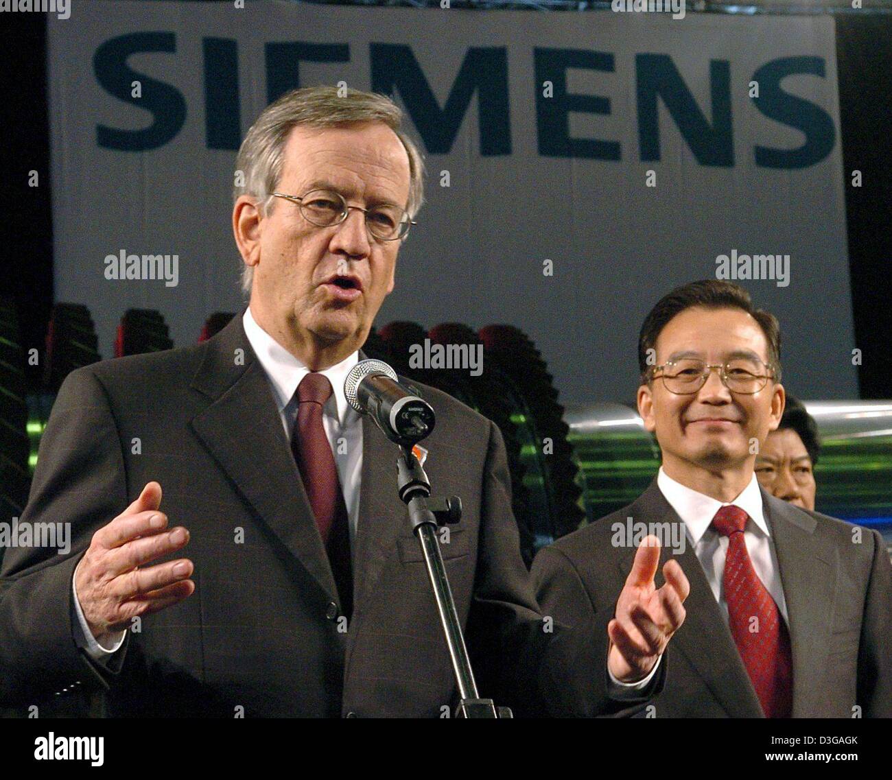 (dpa) - Heinrich von Pierer (L), chairman of Siemens, gestures as he offically greets Chinese Prime Minister Wen Jiabao during his visit at the Siemens gas turbine plant in Berlin, Monday, 3 May 2004. Jiabao is on a four-day visit to Germany. Stock Photo