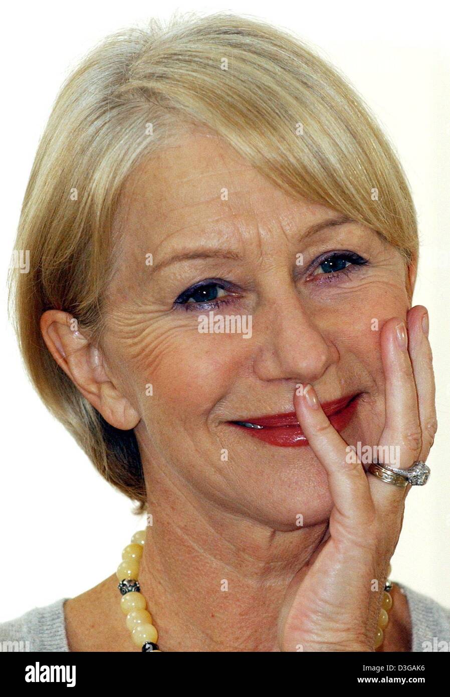 (dpa) - British actress Helen Mirren ('Calendar Girls') pictured in Hamburg, Germany, 19 April 2004. In Hamburg she presented the eighth part of the hit television series 'Prime Suspect' ('Heisser Verdacht') in which Mirren stars as Detective Jane Tennison. The first episode of the series was broadcast in 1991. Stock Photo