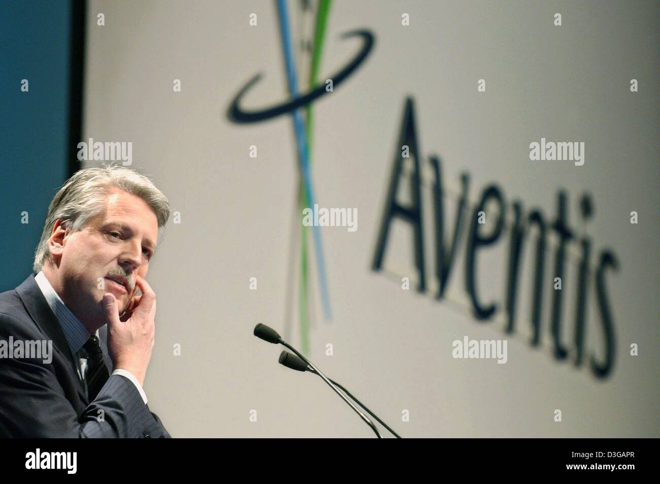 (dpa) Heinz-Werner Meier, CEO of Aventis Germany, speaks in front of company's employees at the Jahrhunderhalle in Frankfurt on Friday, 30 April 2004. After month-long long quarrels Aventis accepted the hostile takeover of French rival Sanofi. Aventis employees are fearing now the loss of their jobs. Stock Photo
