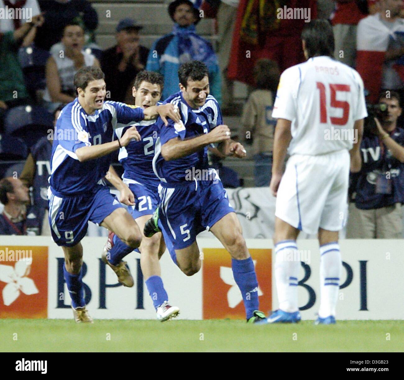 (dpa) - Greek defender Traianos Dellas (3rd from L) cheers and jubilates with his teammates Konstantinos Katsouranis (2nd from L) and Angelos Charisteas (L) after scoring the winning 1-0 silver goal, while Czech forward Milan Baros looks on during the Soccer Euro 2004 semifinal match between Greece and the Czech Republic in Porto, Portugal, 1 July 2004. Greece qualified for the Eur Stock Photo