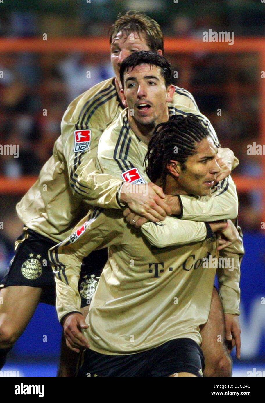 (dpa) - Bayern's goalgetter Jose Paolo Guerrero (front) celebrates with his teammates Roy Makaay (C) and Bastian Schweinsteiger (rear) during the Bundesliga game of Bayern Munich against VfL Bochum in Bochum, 14 November 2004. Bayern won 3-1. Stock Photo