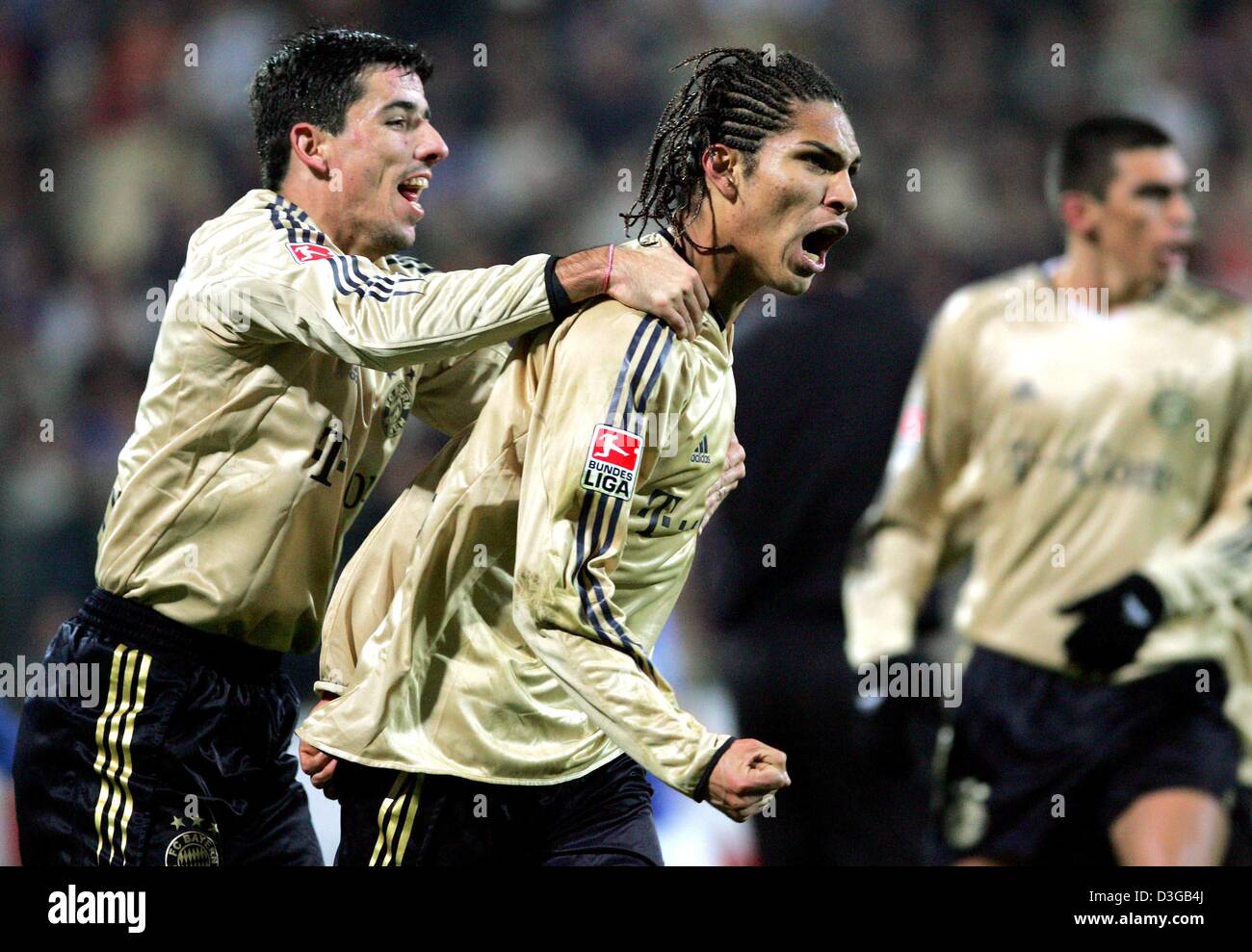 (dpa) - Bayern's Roy Makaay (L) cheers with goalscorer Jose Paolo Guerrero (C) during the Bundesliga game of Bayern Munich against VfL Bochum in Bochum, 14 November 2004. In the background (R) Bayern's Lucio. Bayern won 3-1. Stock Photo