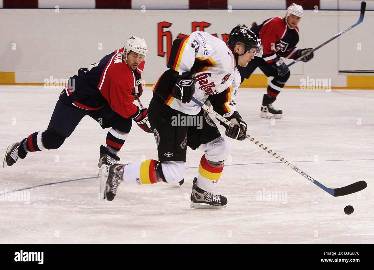 (dpa) - German Lasse Kopitz (C) has the puck during the Ice hockey German Cup 2004 game between Germany and the USA in Hamburg, Germany, 10 November 2004. The USA won the game 5-1. Stock Photo