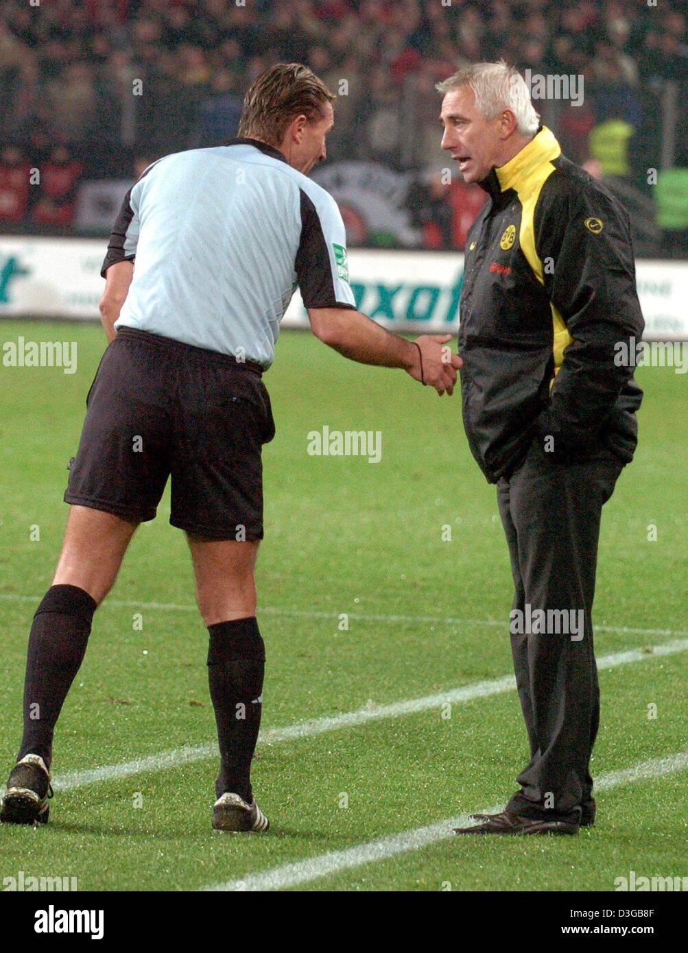 dpa) - Dortmund's coach Bert van Marwijk (R) is cautioned by referee  Franz-Xaver Wack during the German Cup soccer match between Hannover 96 and  Borussia Dortmund in Hanover, Germany, 9 November 2004.