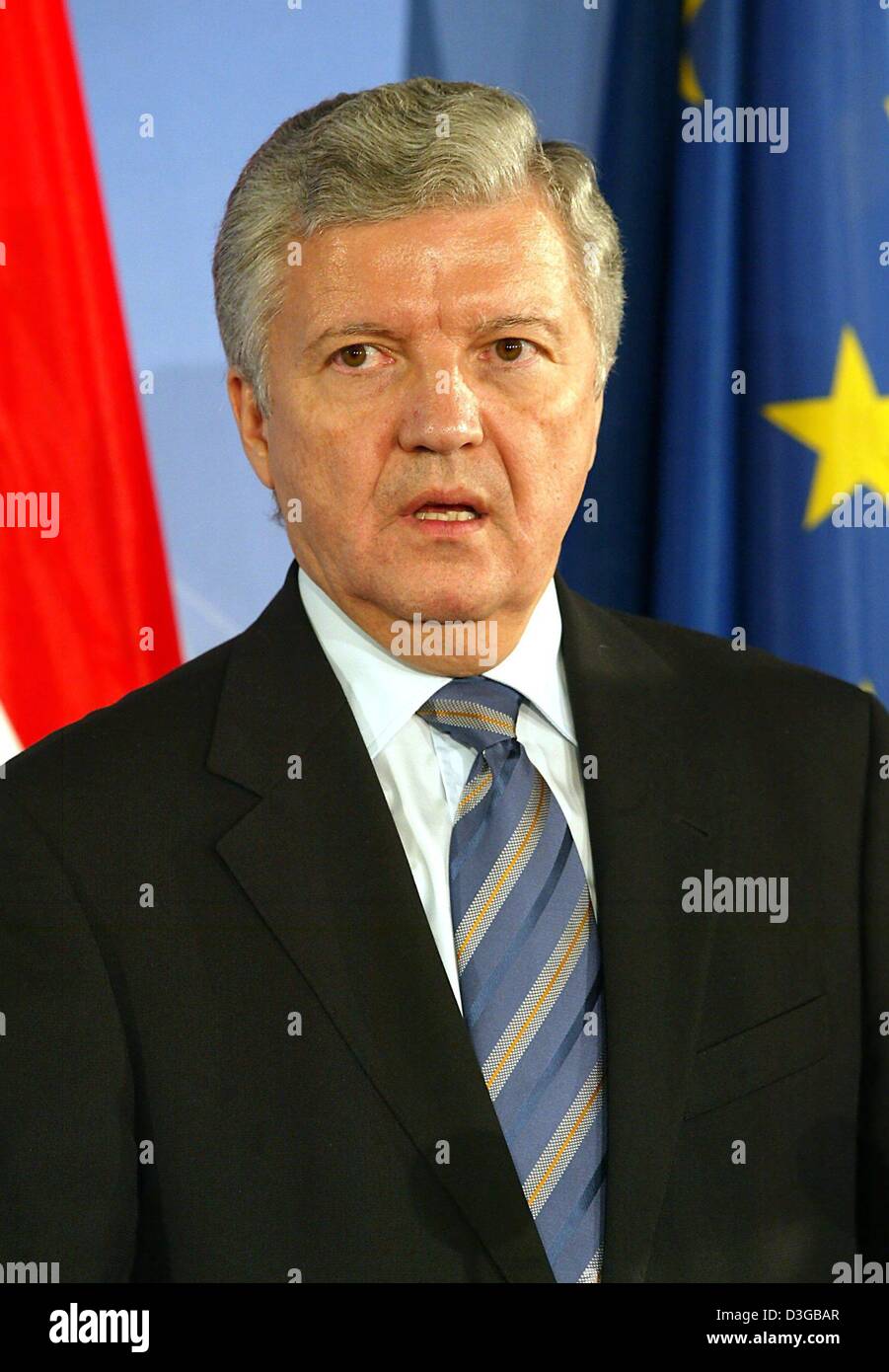 (dpa) - Hungarian Foreign Minister Ferenc Somogyi speaks at a press conference during his visit to Berlin, Germany, 10 November 2004. Stock Photo