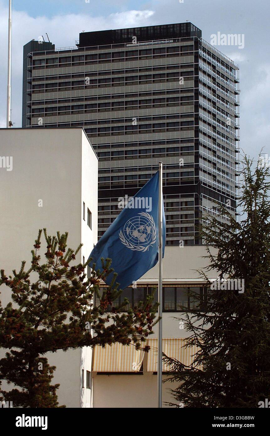 (dpa) - View of the assembly building 'Langer Eugen' in Bonn, Germany, 05 November 2004. Many UN organisations will move into the building in the middle of 2005. Stock Photo