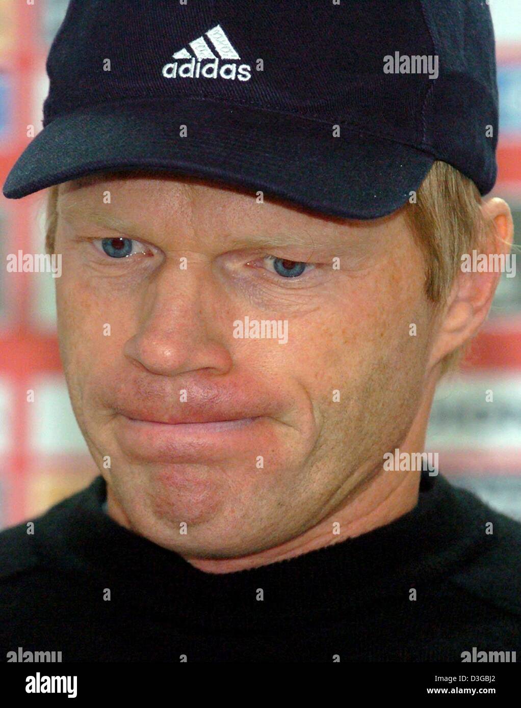 (dpa) - Oliver Kahn, goalkeeper of German Bundesliga side Bayern Munich, listens to questions from journalists during a press conference in Munich, Germany, 4 November 2004. A day earlier Kahn's goalkeeping gaffe had led to a last minute goal in Bayern's Champions League match against Italian side Juventus Turin which turned out to be the deciding goal in the team's 1-0 loss. Stock Photo