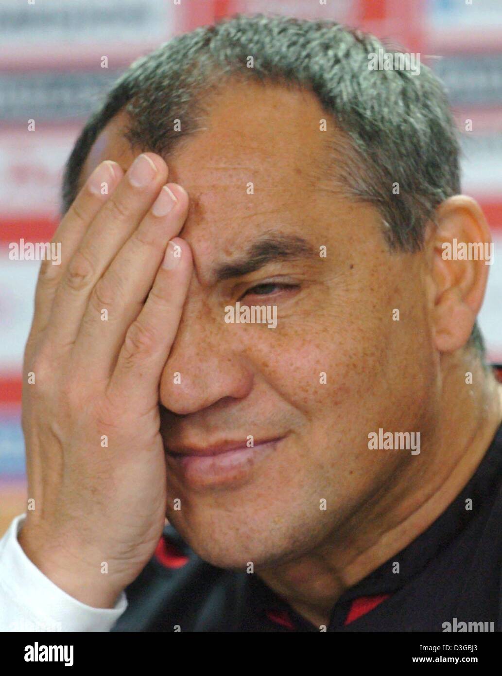 (dpa) - Felix Magath, head coach of German Bundesliga side Bayern Munich, covers his right eye with his hand during a press conference in Munich, Germany, 4 November 2004. A day earlier a gaffe by goalkeeper Oliver Kahn had led to a last minute goal in Bayern's Champions League match against Italian side Juventus Turin which turned out to be the deciding goal in the team's 1-0 loss Stock Photo